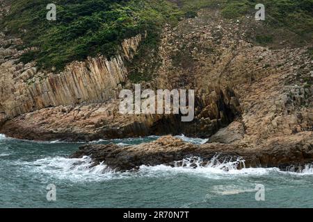 Paysages côtiers sauvages dans le parc régional de Sai Kung East à Hong Kong. Banque D'Images