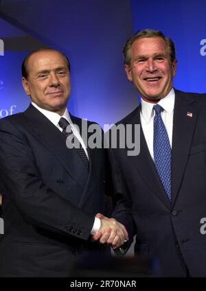 **PHOTO DE FICHIER** Silvio Berlusconi est décédé. Le président des États-Unis George W. Bush et le Premier ministre italien Silvio Berlusconi lors du dîner de gala annuel des fils d'Italie 16th à Washington, DC sur 19 mai 2004. Crédit : Ron Sachs/CNP/MediaPunch Banque D'Images