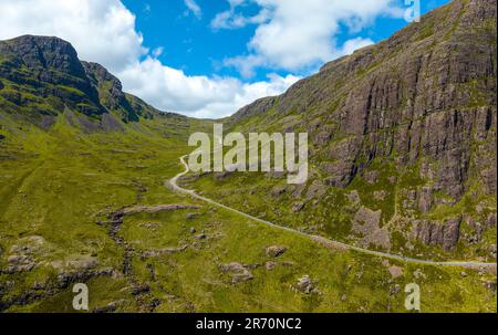 Vue aérienne d'une route à voie unique passant par Bealach na Bà Pass sur la péninsule APPLECROSS, Wester Ross, Highland, Écosse, Royaume-Uni Banque D'Images