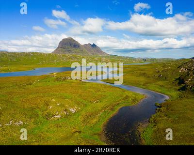 Vue aérienne de la montagne Suilven et de la rivière Kirkaig à Assynt-Coigach, Highlands écossais, Écosse, Royaume-Uni Banque D'Images