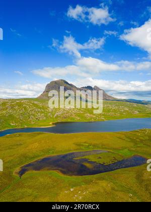 Vue aérienne de la montagne Suilven à Assynt-Coigach, Highlands écossais, Écosse, Royaume-Uni Banque D'Images