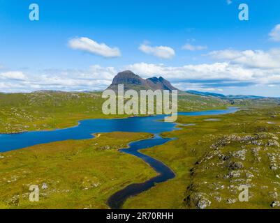 Vue aérienne de la montagne Suilven et de la rivière Kirkaig à Assynt-Coigach, Highlands écossais, Écosse, Royaume-Uni Banque D'Images