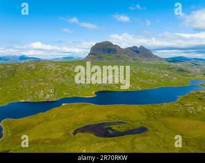 Vue aérienne de la montagne Suilven et du Loch Fionn à Assynt-Coigach, Highlands écossais, Écosse, Royaume-Uni Banque D'Images