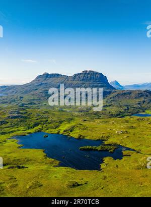 Vue aérienne du paysage entourant la montagne Suilven à Assynt-Coigach, Scottish Highlands, Écosse, Royaume-Uni Banque D'Images