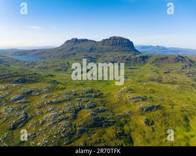 Vue aérienne du paysage entourant la montagne Suilven à Assynt-Coigach, Scottish Highlands, Écosse, Royaume-Uni Banque D'Images