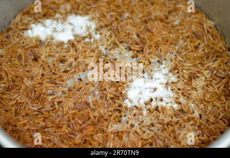 Moyen-Orient Orzo pâtes soupe égyptienne également connue sous le nom de Shorbet Lesan El Asfour, cuisine traditionnelle égyptienne de confort, fait de pâtes Orzo, beurre, olive o Banque D'Images