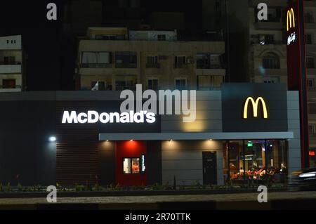 Le Caire, Egypte, 10 juin 2023: Restaurant de restauration rapide McDonald's, la société McDonald's est une multinationale américaine, le bâtiment de Macdonald avec FO Banque D'Images