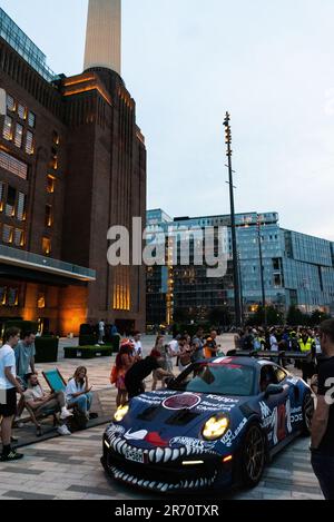 Rallye de voitures de grande puissance Gumball 3000 en visite à la station électrique de Battersea, Londres, Royaume-Uni. Une voiture chère est à l'affiche des passionnés de voitures. Porsche GT3 RS Banque D'Images