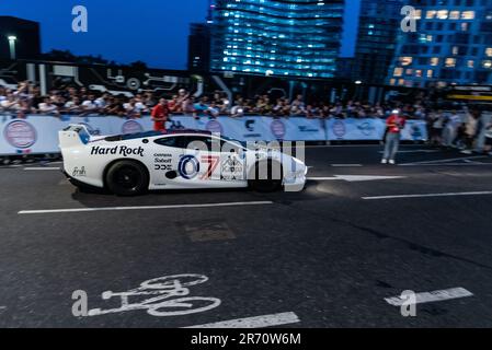 Rallye de voitures de grande puissance Gumball 3000 en visite à la station électrique de Battersea, Londres, Royaume-Uni. Une voiture chère est à l'affiche des passionnés de voitures. Jaguar XJ220 Banque D'Images