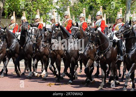 L'examen par le colonel de Trooping The Color est une évaluation finale du défilé militaire avant que l'événement complet ait lieu la semaine prochaine. Les Life Guards Banque D'Images