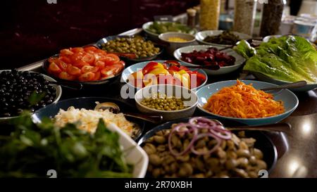 Concept de petit déjeuner buffet, heure du petit déjeuner à l'hôtel de luxe, brunch. Table de petit déjeuner. Brunch festif, variété de plats avec légumes. Vue de dessus Banque D'Images