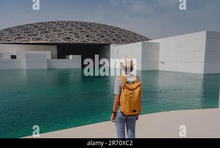 Abu Dhabi, Émirats Arabes Unis - 21 mars 2023 : Voyageur féminin près du musée du Louvre à Abu Dhabi, Émirats Arabes Unis. Le Louvre est un nouveau musée des Émirats arabes Unis ouvert sur 8 novembre 2017 Banque D'Images