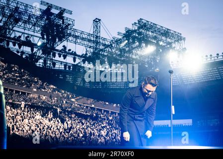 Turin, Italie. 10 giugno 2023. Le chanteur italien Tiziano Ferro se produit en direct sur la scène du Stadio Grande Torino. Crédit: Andrea Pinna Banque D'Images