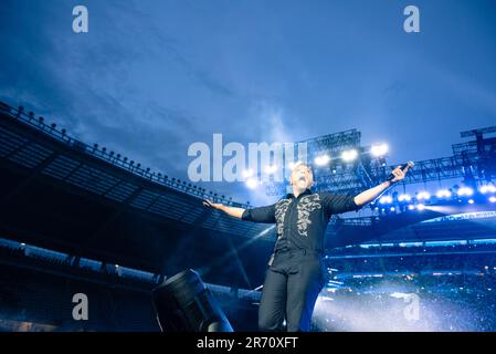 Turin, Italie. 10 giugno 2023. Le chanteur italien Tiziano Ferro se produit en direct sur la scène du Stadio Grande Torino. Crédit: Andrea Pinna Banque D'Images