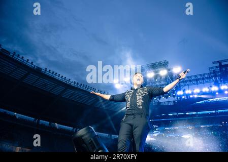 Turin, Italie. 10 giugno 2023. Le chanteur italien Tiziano Ferro se produit en direct sur la scène du Stadio Grande Torino. Crédit: Andrea Pinna Banque D'Images