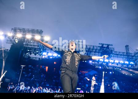 Turin, Italie. 10 giugno 2023. Le chanteur italien Tiziano Ferro se produit en direct sur la scène du Stadio Grande Torino. Crédit: Andrea Pinna Banque D'Images