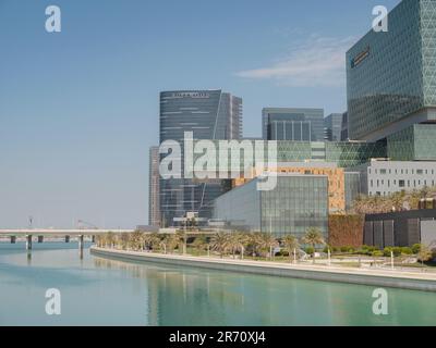 Abu Dhabi, Émirats Arabes Unis - 19 mars 2023 : vue sur la ligne d'horizon d'Abu Dhabi sur l'île d'Al Maryah. Plusieurs gratte-ciel contenant l'hôtel four Seasons ou le centre commercial Galleria. Banque D'Images