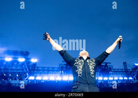 Turin, Italie. 10 giugno 2023. Le chanteur italien Tiziano Ferro se produit en direct sur la scène du Stadio Grande Torino. Crédit: Andrea Pinna Banque D'Images