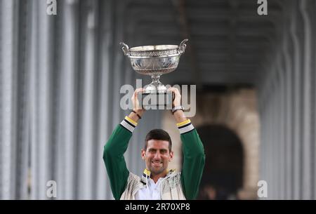 Paris, France. 12th juin 2023. Novak Djokovic de Serbie pose avec le Trophée des mousquetaires lors d'une séance photo un jour après avoir remporté la finale des célibataires hommes au tournoi de tennis ouvert à Paris, France, 12 juin 2023. Credit: Gao Jing/Xinhua/Alamy Live News Banque D'Images