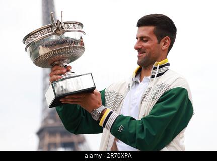 Paris, France. 12th juin 2023. Novak Djokovic de Serbie pose avec le Trophée des mousquetaires lors d'une séance photo un jour après avoir remporté la finale des célibataires hommes au tournoi de tennis ouvert à Paris, France, 12 juin 2023. Credit: Gao Jing/Xinhua/Alamy Live News Banque D'Images