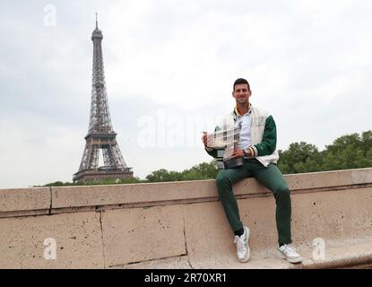 Paris, France. 12th juin 2023. Novak Djokovic de Serbie pose avec le Trophée des mousquetaires lors d'une séance photo un jour après avoir remporté la finale des célibataires hommes au tournoi de tennis ouvert à Paris, France, 12 juin 2023. Credit: Gao Jing/Xinhua/Alamy Live News Banque D'Images