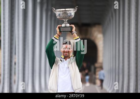 Paris, France. 12th juin 2023. Novak Djokovic de Serbie pose avec le Trophée des mousquetaires lors d'une séance photo un jour après avoir remporté la finale des célibataires hommes au tournoi de tennis ouvert à Paris, France, 12 juin 2023. Credit: Gao Jing/Xinhua/Alamy Live News Banque D'Images