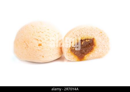 Mochi de petits pains sucrées au riz japonais rempli de confiture isolée sur fond blanc. Vue latérale, gros plan. Banque D'Images