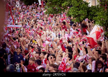 Séville, Espagne. 01st, juin 2023. Les fans de football du Sevilla FC ont fêté avec des joueurs après avoir remporté la septième finale de l'UEFA Europa League. (Crédit photo: Gonzales photo - Jesus Ruiz Medina). Banque D'Images