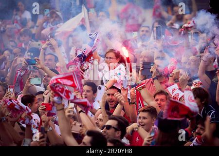 Séville, Espagne. 01st, juin 2023. Les fans de football du Sevilla FC ont fêté avec des joueurs après avoir remporté la septième finale de l'UEFA Europa League. (Crédit photo: Gonzales photo - Jesus Ruiz Medina). Banque D'Images