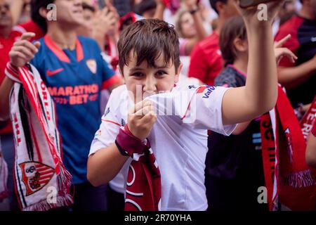 Séville, Espagne. 01st, juin 2023. Les fans de football du Sevilla FC ont fêté avec des joueurs après avoir remporté la septième finale de l'UEFA Europa League. (Crédit photo: Gonzales photo - Jesus Ruiz Medina). Banque D'Images