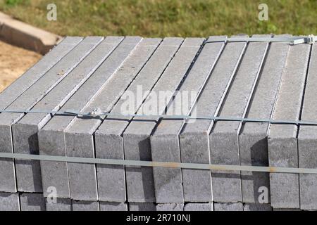 Carreaux de béton et bordures en béton, matériaux de construction pour la construction d'une nouvelle route Banque D'Images