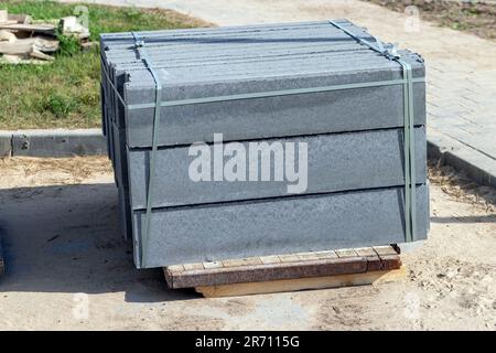 Carreaux de béton et bordures en béton, matériaux de construction pour la construction d'une nouvelle route Banque D'Images