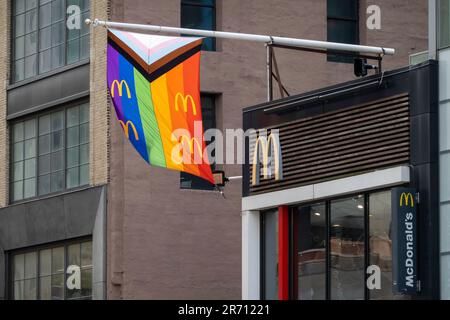 LGBTQI+ Progress Pride Flag affiché à New York City, USA 2023 Banque D'Images