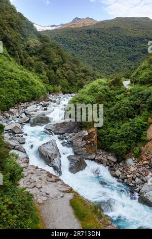 Eaux de glacier bleu laiteux de la rivière Haast à la gorge de Gates of Haast dans le parc national du Mont Aspiring, île du Sud de la Nouvelle-Zélande Banque D'Images