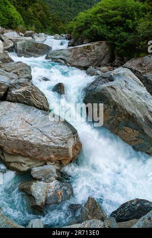 Eaux de glacier bleu laiteux de la rivière Haast à la gorge de Gates of Haast dans le parc national du Mont Aspiring, île du Sud de la Nouvelle-Zélande Banque D'Images