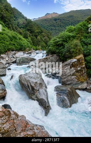 Eaux de glacier bleu laiteux de la rivière Haast à la gorge de Gates of Haast dans le parc national du Mont Aspiring, île du Sud de la Nouvelle-Zélande Banque D'Images