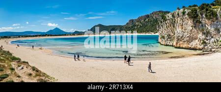 Plages à la plage de Voidokillia, début du printemps, ancien château de Navarino (Paliokastro) au sommet de la colline en dist, près de Pylos, Péloponnèse, Grèce Banque D'Images