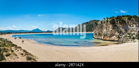 Plages à la plage de Voidokillia, début du printemps, ancien château de Navarino (Paliokastro) au sommet de la colline en dist, près de Pylos, Péloponnèse, Grèce Banque D'Images