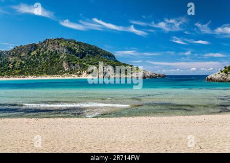Ancien château de Navarino (Paliokastro), 13th siècle, en haut de la colline à distance, Golfe de Vidokilia, Plage de Voidokillia, près de Pylos, Péloponnèse, Grèce Banque D'Images