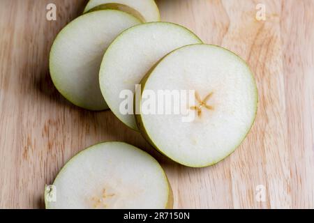 Poire en tranches sur la table, poire mûre coupée en tranches Banque D'Images