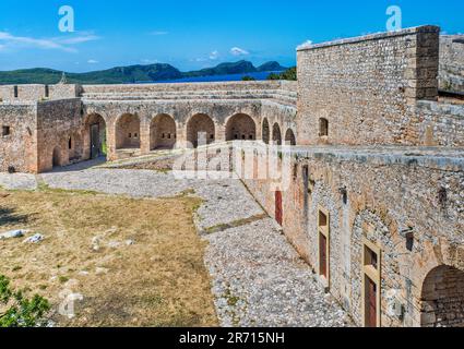 Cour à l'acropole, à la citadelle de Niokastro (nouveau château de Navarino), 16th siècle, à Pylos, presqu'île du Péloponnèse, région du Péloponnèse, Grèce Banque D'Images