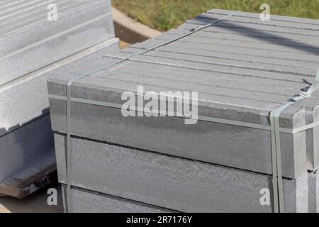 Carreaux de béton et bordures en béton, matériaux de construction pour la construction d'une nouvelle route Banque D'Images