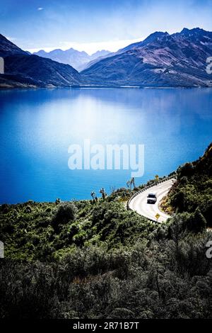 La route vers Glenorchy le long des rives du lac Wakatipu, Île du Sud, Nouvelle-Zélande. Banque D'Images