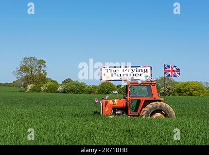 Bannière publicitaire affichée sur l'ancien tracteur, faisant la promotion de la boutique de friture Farmer Fish & Chip à Aldbrough, Holderness, East Yorkshire, Angleterre, Royaume-Uni Banque D'Images