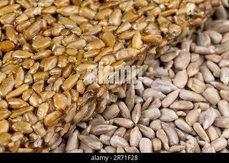 Graines de tournesol frites à la mélasse sucrée de betterave à sucre, délicieux kozinak oriental à base de graines de tournesol, mélasse et miel Banque D'Images