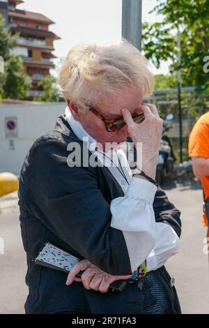 Milan, Italie. 12th juin 2023. Milan - mort de Silvio Berlusconi, citoyens et journalistes devant le San Raffaele. Utilisation éditoriale seulement crédit: Agence de photo indépendante/Alamy Live News Banque D'Images