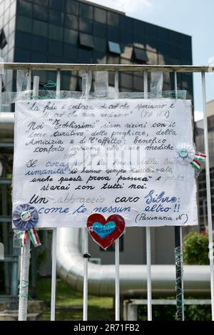 Milan, Italie. 12th juin 2023. Milan - mort de Silvio Berlusconi, citoyens et journalistes devant le San Raffaele. Utilisation éditoriale seulement crédit: Agence de photo indépendante/Alamy Live News Banque D'Images