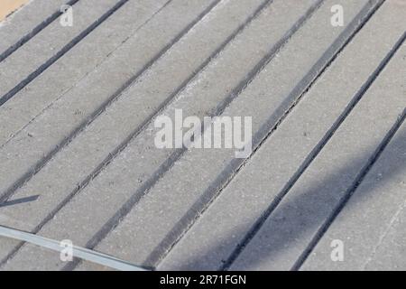 Carreaux de béton et bordures en béton, matériaux de construction pour la construction d'une nouvelle route Banque D'Images