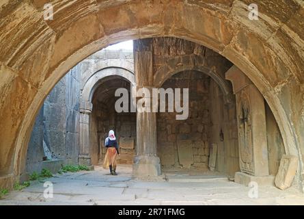 Intérieur étonnant du monastère médiéval de Haghpat avec le Groupe de pierres de la Croix arménienne ou Khachkar, province de Lori, Arménie Banque D'Images