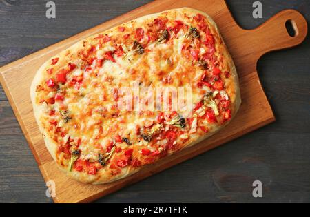 Pizza maison fraîchement cuite Alla Pala sur une plaque de bois Banque D'Images